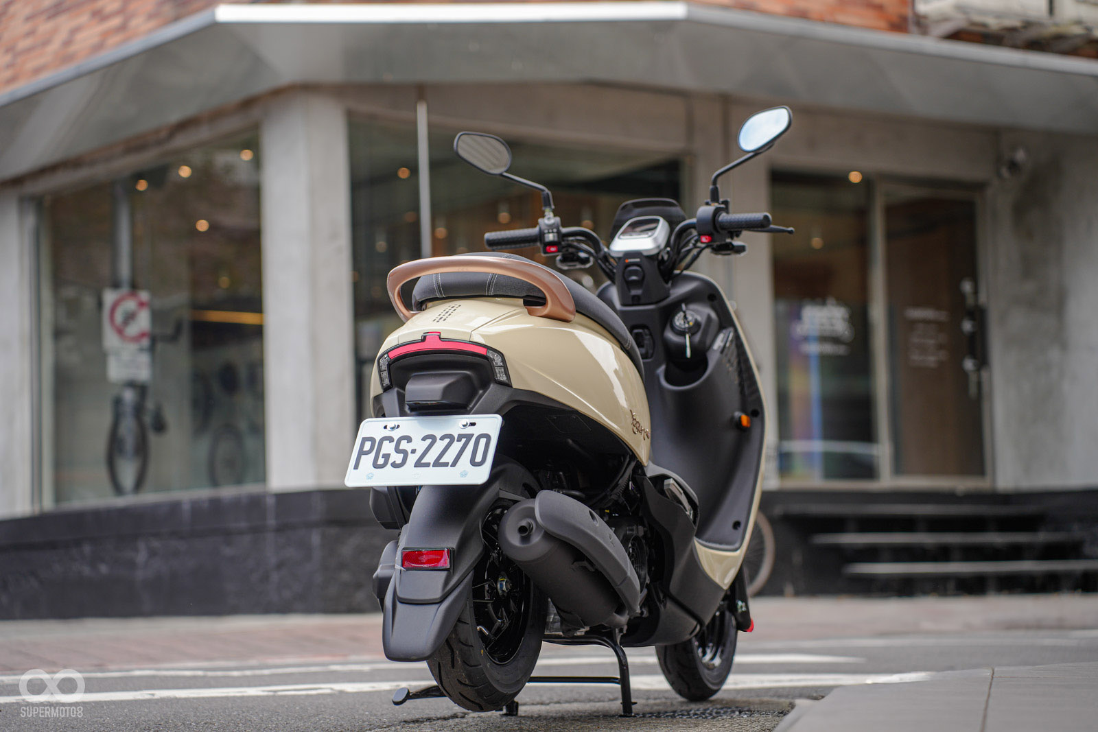 外觀改進:前土除位置、手把加寬、車尾殼收窄、新防燙蓋、金色點綴